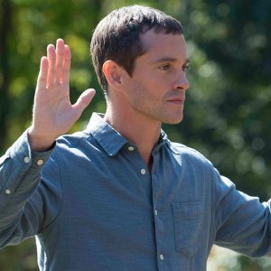 The Path: l'attore Hugh Dancy in una foto della serie Hulu
