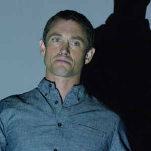 The Path: Hugh Dancy è il leader del movimento religioso in una foto della serie