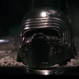 Star Wars: il risveglio della forza - L'elmo di Kylo Ren sulla cenere delle sue vittime