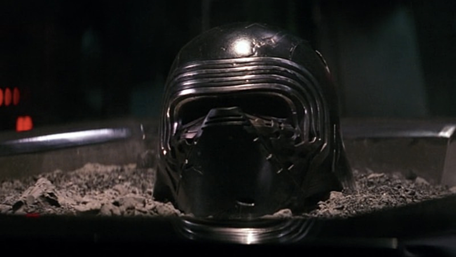 Star Wars: il risveglio della forza - L'elmo di Kylo Ren sulla cenere delle sue vittime