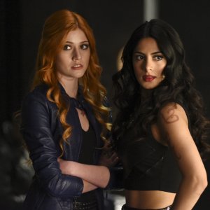 Shadowhunters: le attrici Katherine McNamara ed Emeraude Toubia in Stella del mattino