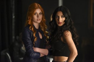 Shadowhunters: le attrici Katherine McNamara ed Emeraude Toubia in Stella del mattino