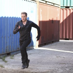 Shadowhunters: l'attore Dominic Sherwood in fuga in una foto dell'episodio Stella del mattino