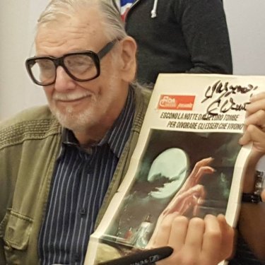 George A. Romero a Lucca con il manifesto de La notte dei morti viventi