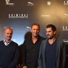 Criminal: Kevin Costner insieme ad Ariel Vromen al photocall