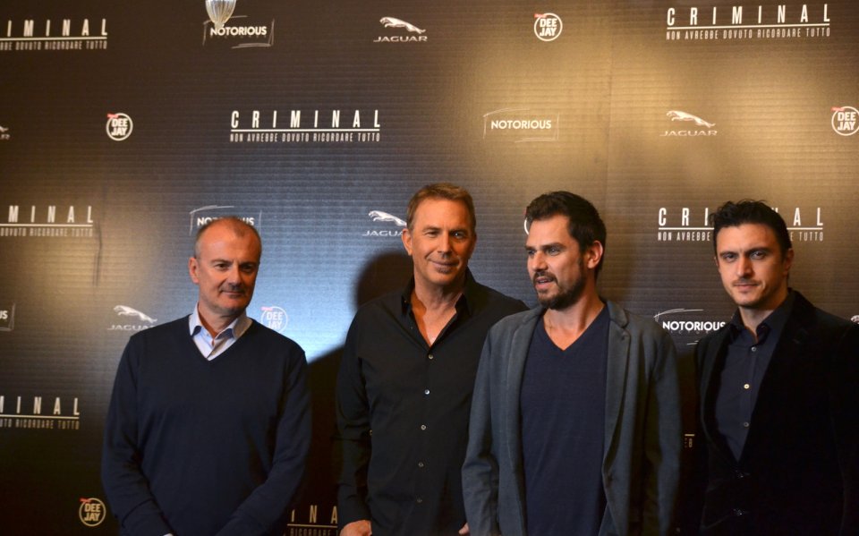 Criminal: Kevin Costner insieme ad Ariel Vromen al photocall