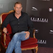 Criminal: Kevin Costner posa seduto al photocall