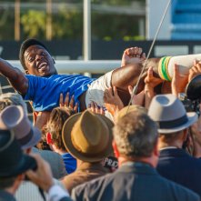 Pelé: Kevin De Paula/Pelé portato in trionfo in una scena del film