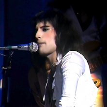Queen: A Night in Bohemia, Freddie Mercury in un'immagine tratta dal documentario musicale