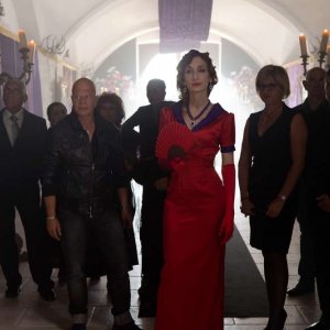 Cristian e Palletta contro tutti: Giselda Volodi in una scena di gruppo del film