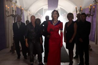 Cristian e Palletta contro tutti: Giselda Volodi in una scena di gruppo del film