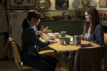Una mamma per amica: Alexis Bledel e Lauren Graham in una foto della serie revival