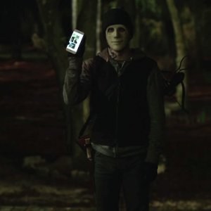 Hush - John Gallagher jr. in una scena