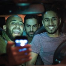 Viaggio da paura: Fadi Rifaai, Fahad Albutairi e Shadi Alfons in macchina in una scena del film