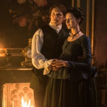 Outlander: un'immagine dei protagonisti Sma Heughan e Caitriona Balfe tratta dalla seconda stagione