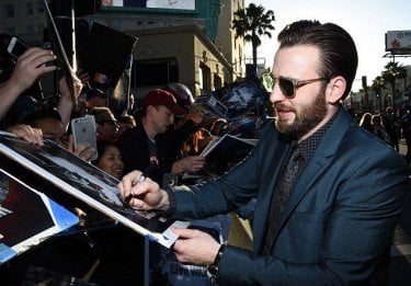 Captain America: Civil War - Chris Evans firma autografi ai fan californiani