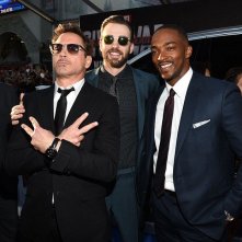 331E483600000578 3537064 Double Peace The Hollywood Rebel With Chris Evans And Anthony Ma M 36 1460518217422 4Sakpkz