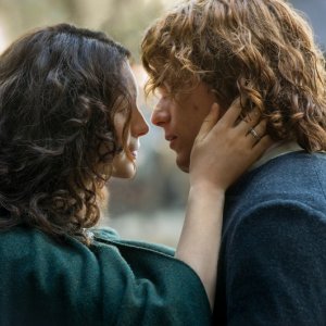 Outlander: i protagonisti Caitriona Balfe e Sam Heughan in un'immagine della seconda stagione