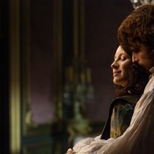 Outlander: Caitriona Balfe e Sam Heughan sono Clarie e Jamie in un'immagine della seconda stagione