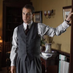 Outlander: l'attore Tobias Menzies in un'immagine della seconda stagione