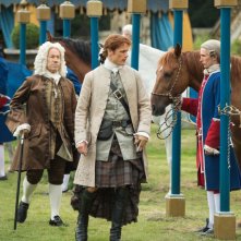 Outlander: Sam Heughan è Jamie in una foto della seconda stagione