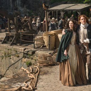 Outlander: Caitriona Balfe e Sam Heughan in una foto della seconda stagione