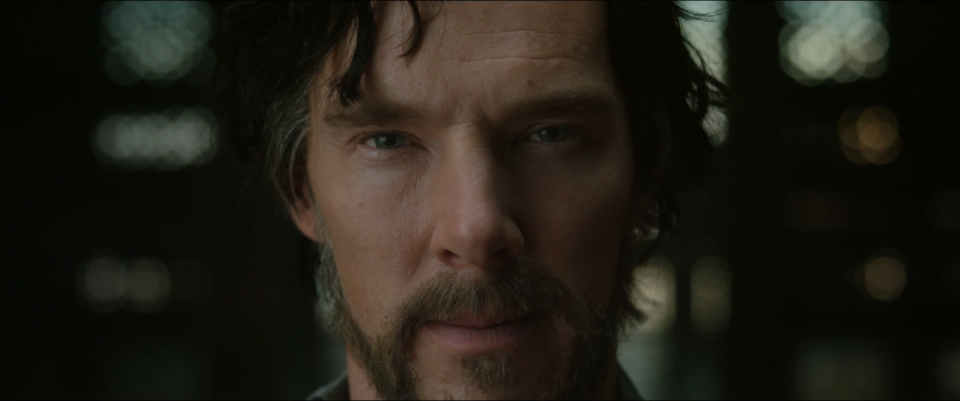 Doctor Strange: un primo piano di Benedict Cumberbatch nel teaser trailer del film Marvel