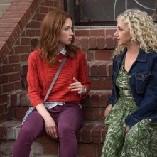 Unbreakable Kimmy Schmidt: le attrici Carol Kane ed Ellie Kemper in un'immagine della seconda stagione