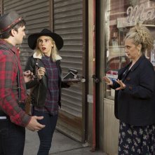 Unbreakable Kimmy Schmidt: Evan Jonigkeit, Jane Krakowski e Carol Kane in una foto della seconda stagione
