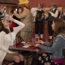 Unbreakable Kimmy Schmidt: le attrici Tina Fey ed Ellie Kemper in una foto della seconda stagione