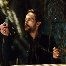 Sleepy Hollow: l'attore Tom Mison interpreta Ichabod Crane nell'episodio Ragnarok