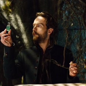 Sleepy Hollow: l'attore Tom Mison interpreta Ichabod Crane nell'episodio Ragnarok