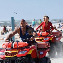 Baywatch: Dwayne Johnson, Kelly Rohrbach e Ilfenesh Hadera in azione