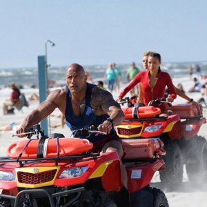 Baywatch: Dwayne Johnson, Kelly Rohrbach e Ilfenesh Hadera in azione