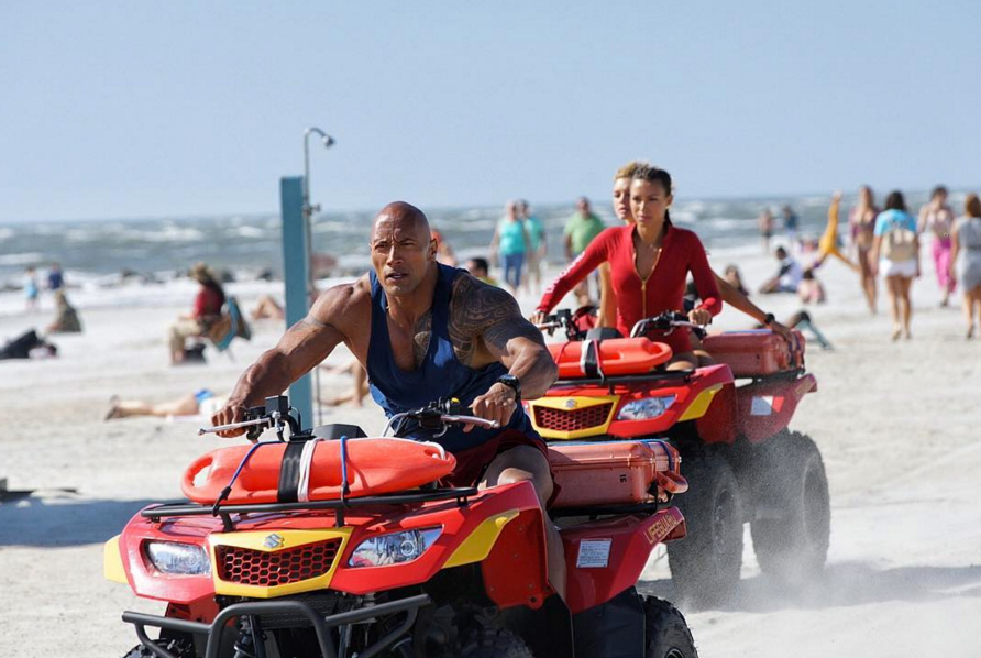 Baywatch: Dwayne Johnson, Kelly Rohrbach e Ilfenesh Hadera in azione