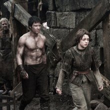 Il trono di spade: una scena della seconda stagione con Joe Dempsie e Maidie Williams