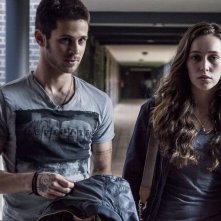 Friend Request - La morte ha il tuo profilo: Alycia Debnam-Carey e Connor Paolo in una scena del film