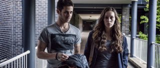 Friend Request - La morte ha il tuo profilo: Alycia Debnam-Carey e Connor Paolo in una scena del film