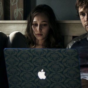 Friend Request - La morte ha il tuo profilo: Alycia Debnam-Carey e William Moseley in una scena del film