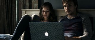 Friend Request - La morte ha il tuo profilo: Alycia Debnam-Carey e William Moseley in una scena del film