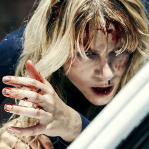 Friend Request - La morte ha il tuo profilo: Brit Morgan in un'inquietante immagine del film