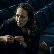Friend Request - La morte ha il tuo profilo: una preoccupata Alycia Debnam-Carey in una scena del film 
