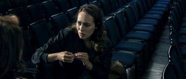 Friend Request - La morte ha il tuo profilo: una preoccupata Alycia Debnam-Carey in una scena del film