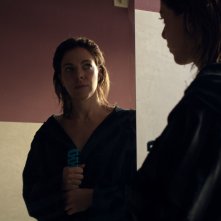 Il traduttore: Claudia Gerini si specchia in una scena del film