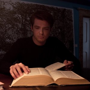 Il traduttore: Kamil Kula in una scena del film