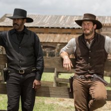The Magnificent Seven: Denzel Washington e Chris Pratt in una scena del film