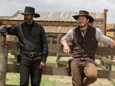 The Magnificent Seven: Denzel Washington e Chris Pratt in una scena del film