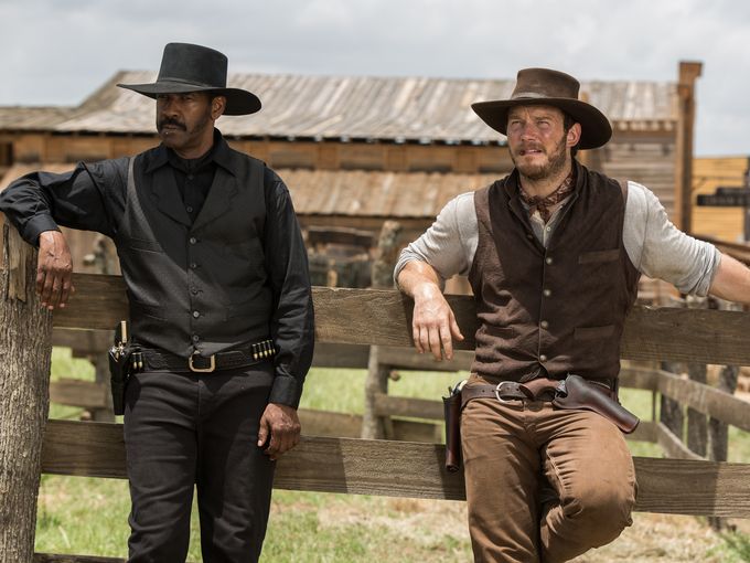 The Magnificent Seven: Denzel Washington e Chris Pratt in una scena del film