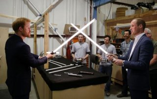 William e Harry combattono con le spade laser ai Pinewood Studios