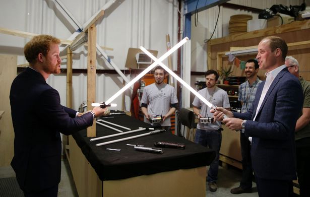 William e Harry combattono con le spade laser ai Pinewood Studios